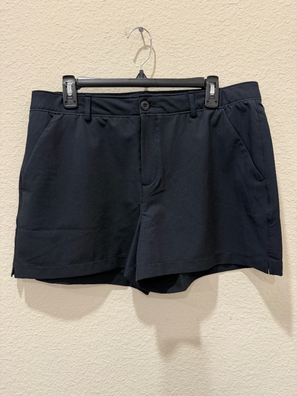 Ladies Under Armour black shorts size 16 - Like New
